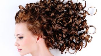 Come curare i capelli ricci in estate ?