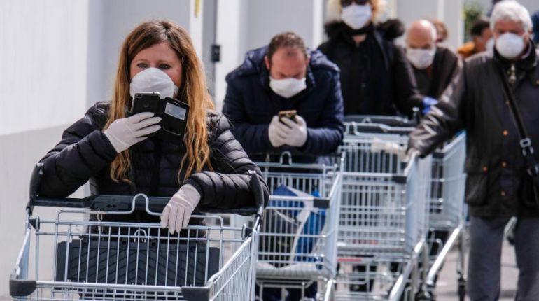 L’ educazione di attendere la fila, la distanza, la mascherina, i guanti: il supermercato