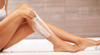Come eliminare i peli incarniti sulle gambe con 8 rimedi casalinghi