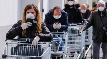 L’ educazione di attendere la fila, la distanza, la mascherina, i guanti: il supermercato